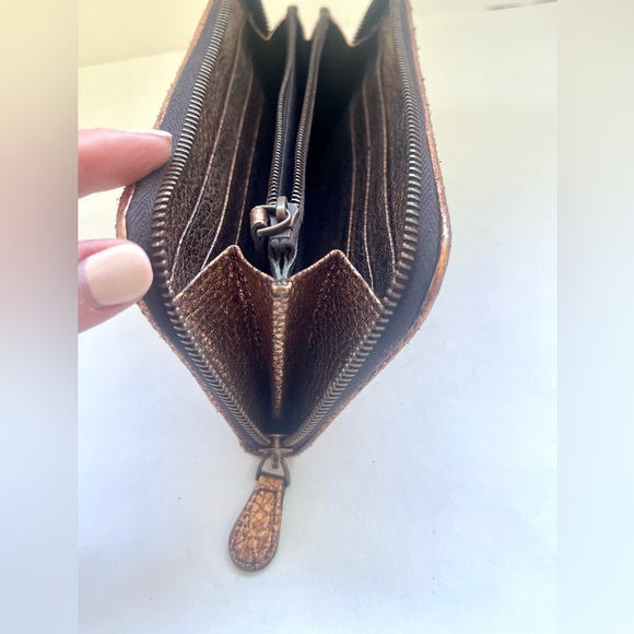 BOTTEGA VENETA
Metallic Intrecciato Zip Wallet Intrecciato Weave - Picture 8 of 11